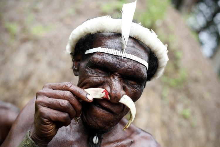Los miembros tribales en África tienen perforaciones corporales para reflejar la personalidad y la espiritualidad.