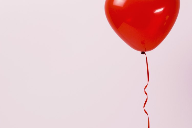 Cuando tu pareja abra el baúl, los globos románticos serán liberados.