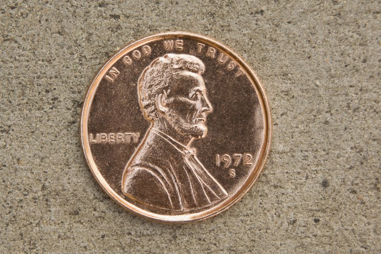 Los centavos nuevos o limpios lucen brillantes, los centavos viejos son opacos y están cubiertos con óxido.