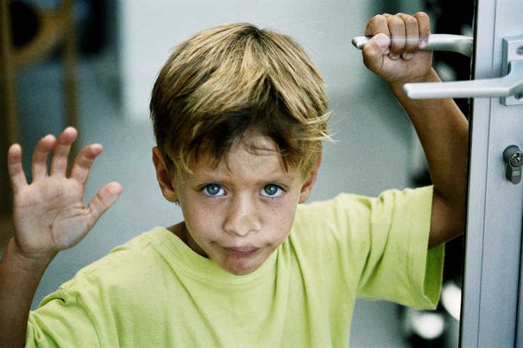Los niños pueden aprender modales para la puerta desde pequeños.
