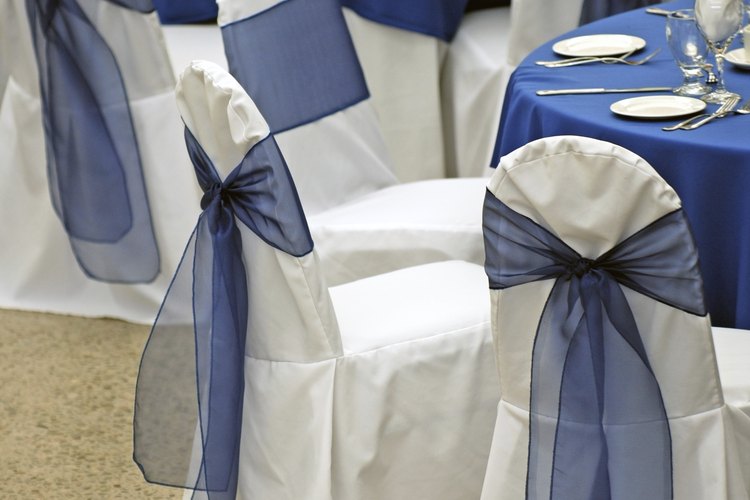 Boda con mesas decoradas con manteles azul rey.