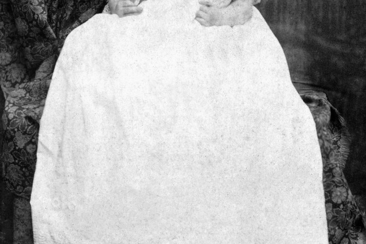 Tanto los niños como las niñas usan trajes de bautismo largos al ser bautizados.