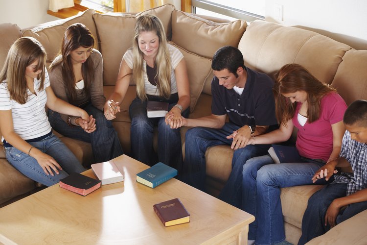 Orar solo o como parte de un grupo de jóvenes promueve la adoración de Dios.