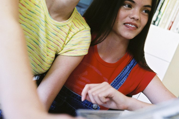 Comprueba el uso de la tecnología de tu hijo para asegurarte de que está siguiendo las reglas.