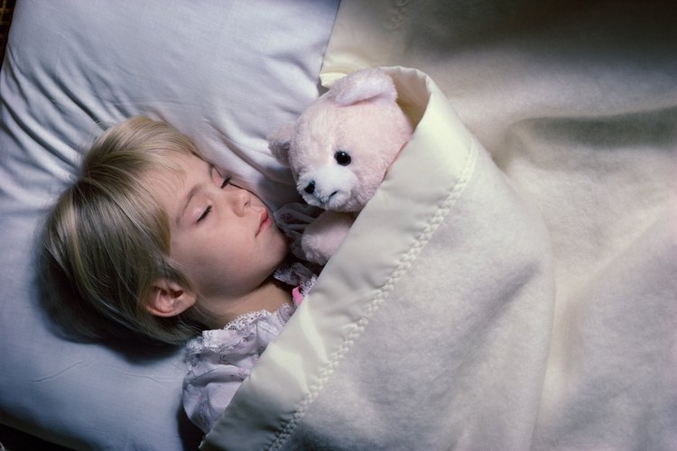 Los niños suelen mojar la cama por que están en un sueño profundo y no sienten la necesidad de orinar.