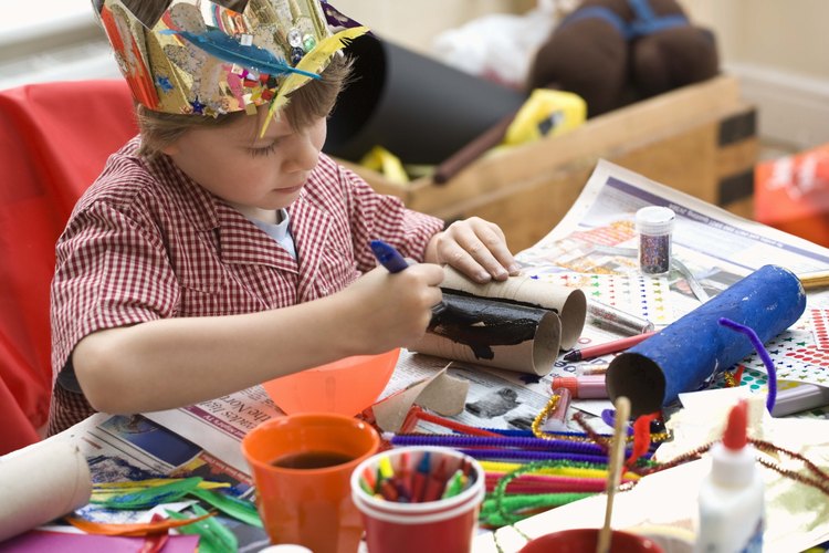 Un niño haciendo un proyecto de artesanía.
