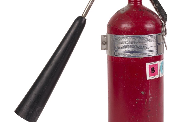 Revisa la medida de presión para saber si es un extintor de fuego de alta o baja presión.