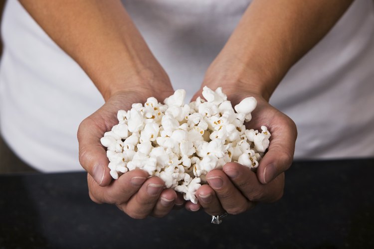 Usa palomitas de maíz para microondas o maíz que ha explotado en la hornilla.