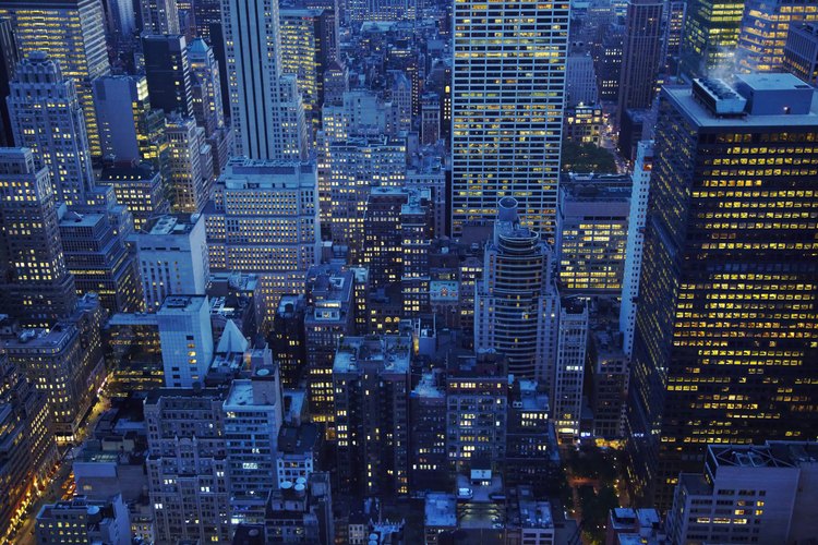 Por la noche, las luces de la ciudad crean una vista brillante.