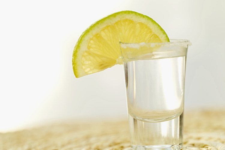 El tequila no debe faltar en una fiesta mexicana.