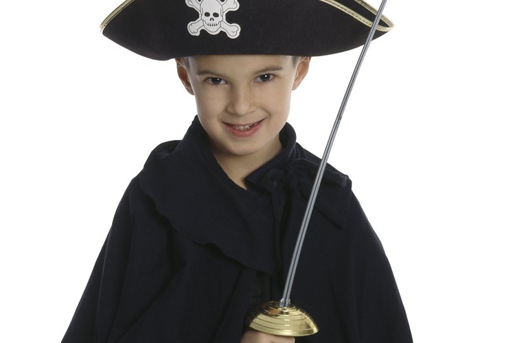 Haz un sombrero de fieltro con tres puntas para transformarte en un feroz pirata.