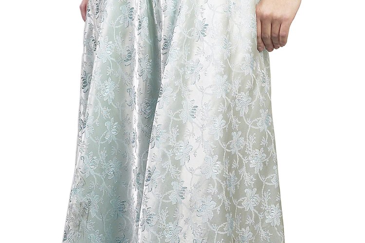 Un vestido favorecedor puede hacer que los hombros anchos luzcan más estrechos.