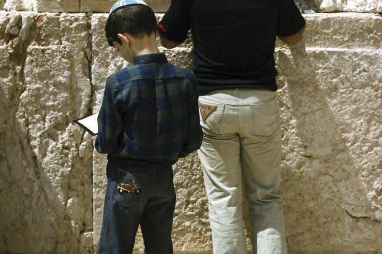 Niños judíos rezando en el Muro de las Lamentaciones, el último vestigio del Templo de Jerusalén.