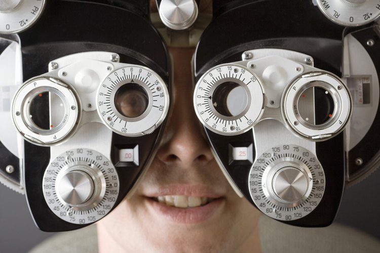 Un optometrista examina la visión y prescribe lentes.