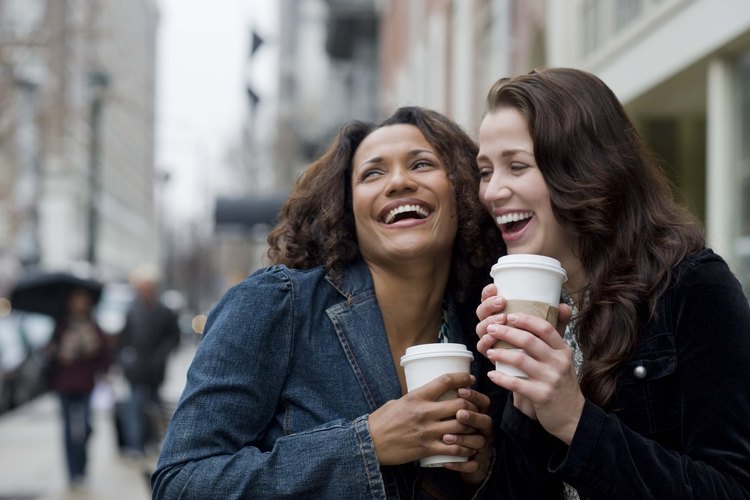 Dos mujeres riendo