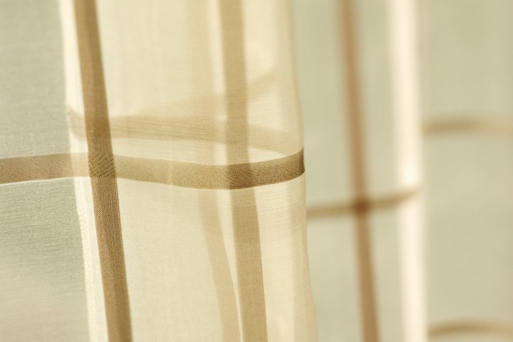 Cortinas con un patrón de color marrón.