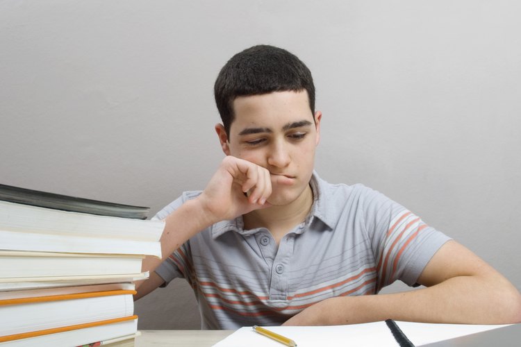 A veces los adolescentes miran sus deberes sin hacer intentos para completarlos.