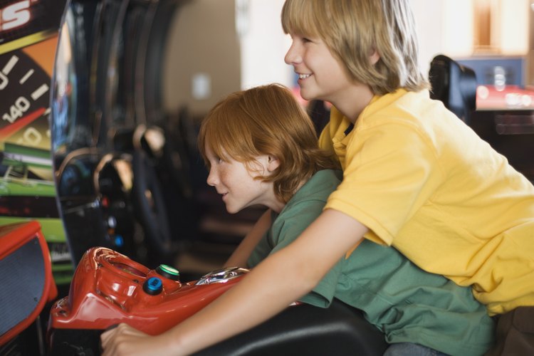 Los traviesos adolescentes pueden entretenerse por horas en las salas de juegos de video.