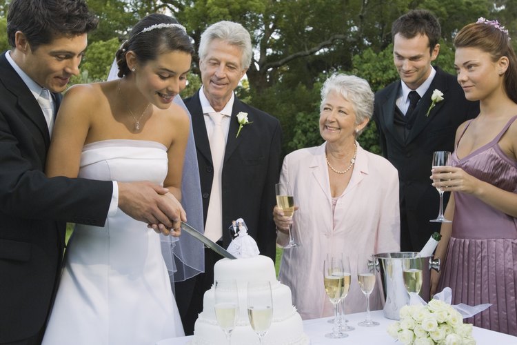 Todo el equipo nupcial, incluyendo a la madre del novio, deben pensar en los vestidos que usarán.