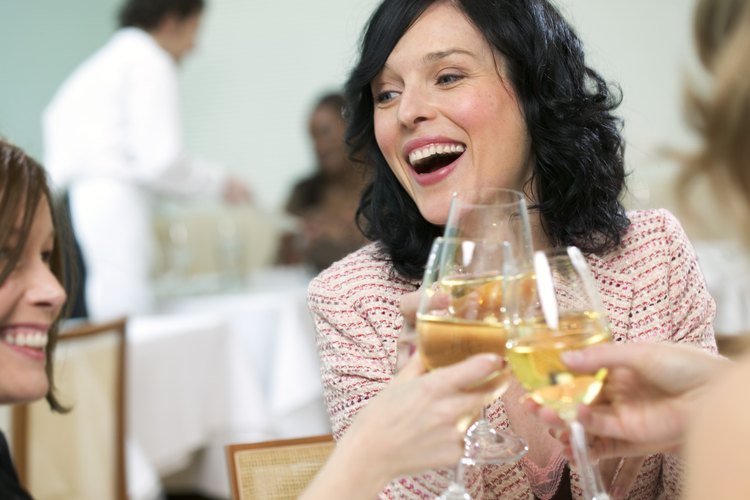 El alcohol y algunos medicamentos pueden pasar a la leche materna y ser dañinos.