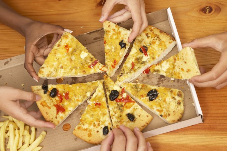 Dividir una pizza equitativamente es un uso práctico de fracciones.