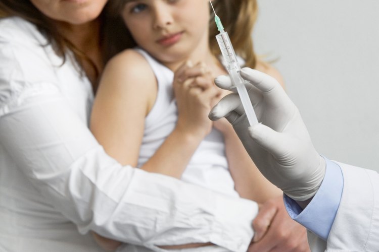 Consolar a tu hijo durante la visita al médico puede aliviar su dolor.