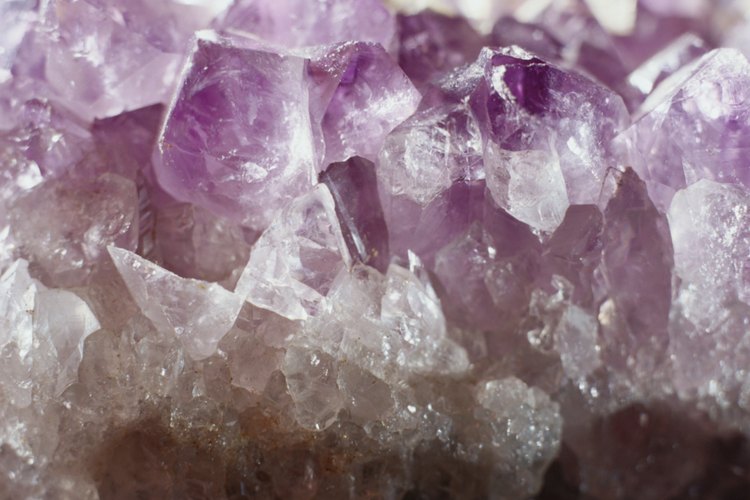 Los cristales de amatista son un buen ejemplo de piedra semi preciosa encontrada comúnmente.