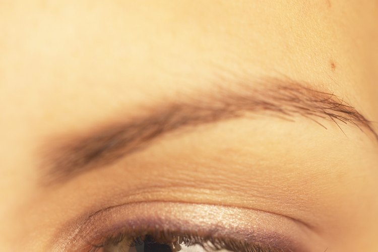 Las cejas bien cuidadas hacen que una mujer se vea más joven.