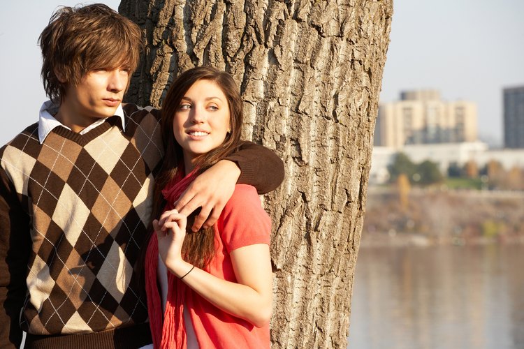 Necesitas un poco de habilidad para notar las señales delatadoras de un hombre enamorado.