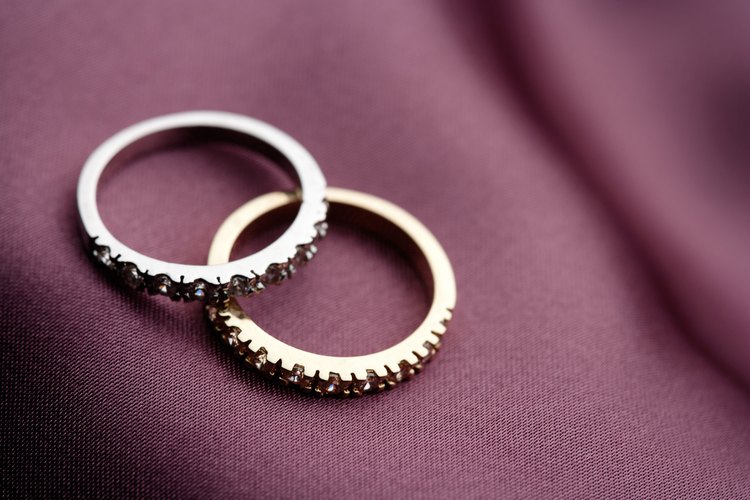 Hoy en día, muchos jóvenes llevan los anillos también.