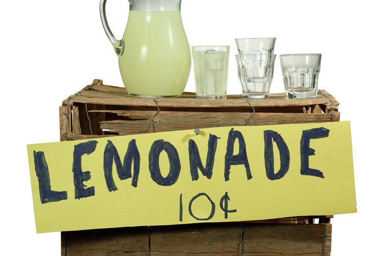 Haz limonada con jugo embotellado.