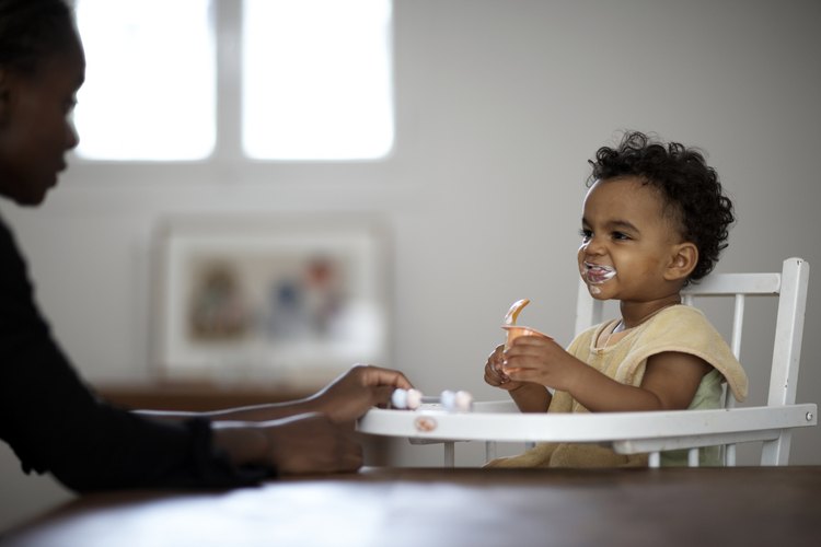 Tu bebé puede mostrar que está listo para los alimentos agarrando sus utensilios.