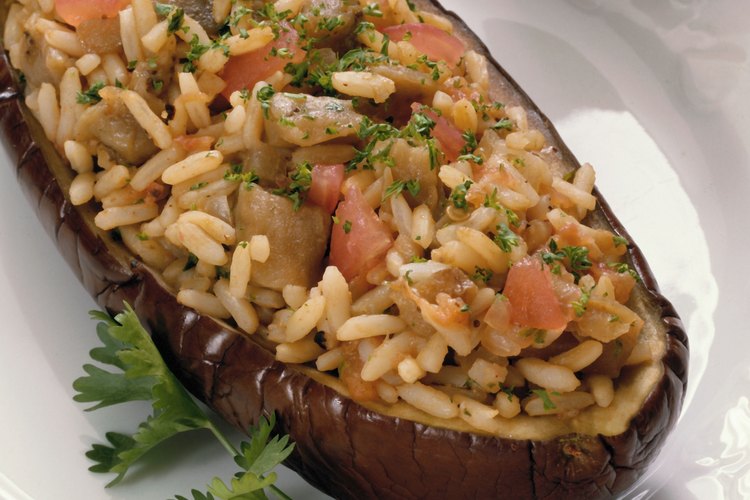 La piel de la berenjena sirve para hacer atractivos platos rellenos.