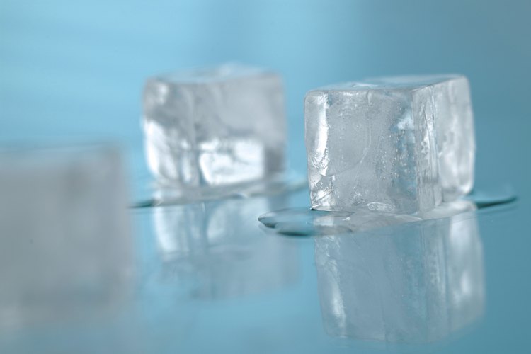 Los cubos de hielo empiezan a derretirse por encima de los 32 grados Fahrenheit (0 grados Celsius).