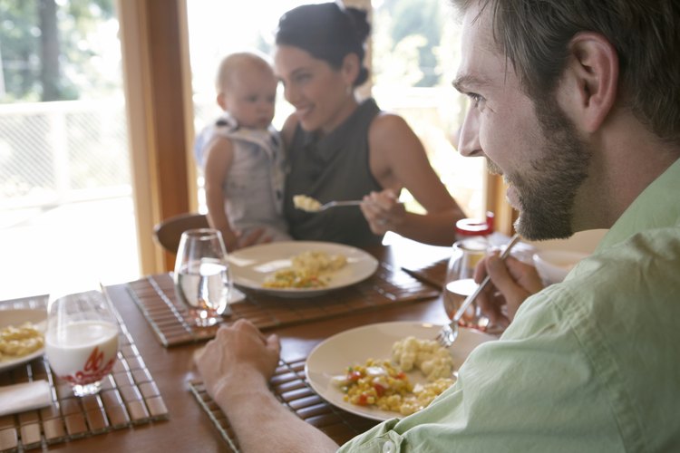 Una madre que introduce a su bebé en la alimentación con huevos.