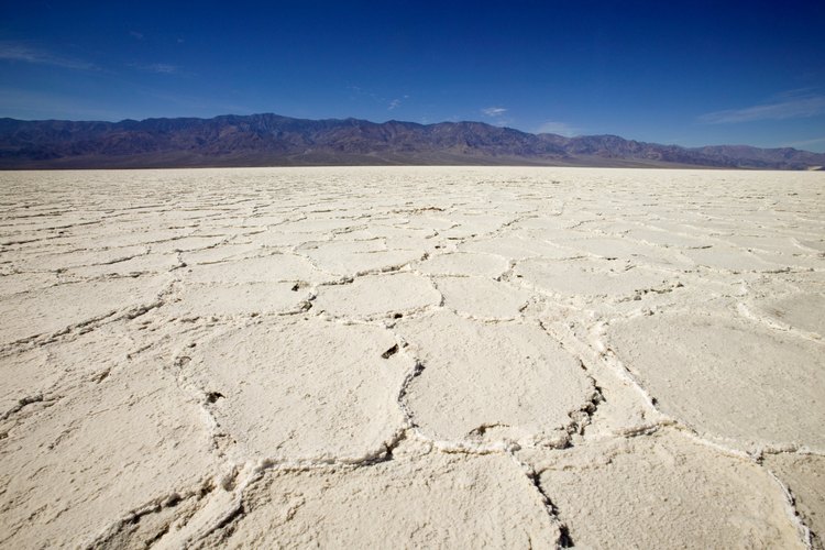 Las Bonneville Salt Flats cerca a Wendover ofrecen un recorrido único en una superficie cubierta de sal.