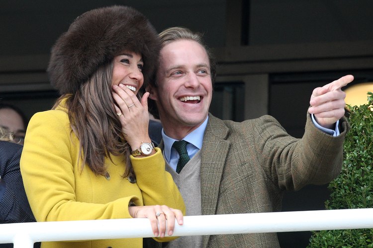 Pippa Middleton y Tom Kingston, quienes se visten de tweed, disfrutan de su visita al Cheltenham Racecourse en Cheltenham, England.