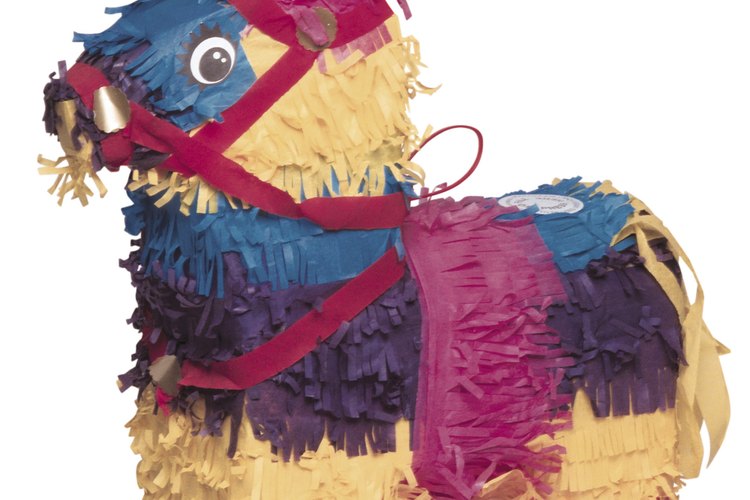 Cubre el globo con tiras de periódico mojadas en el pegamento.
