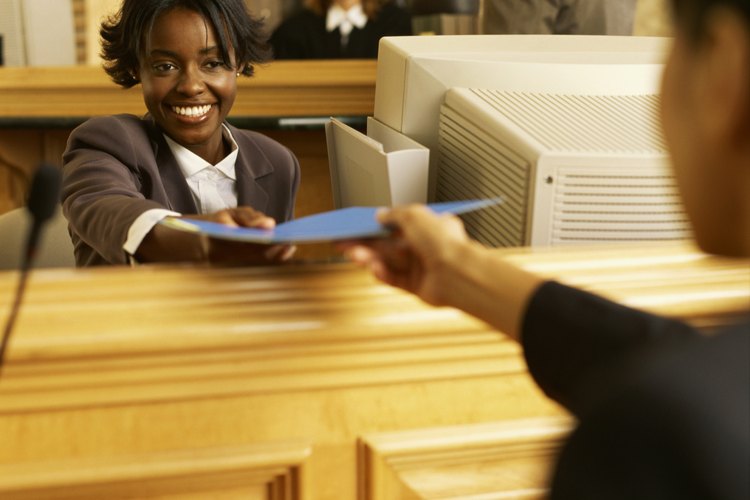 Las funciones de trabajo de una secretaria técnica pueden implicar la gestión de los sistemas informáticos en la oficina.