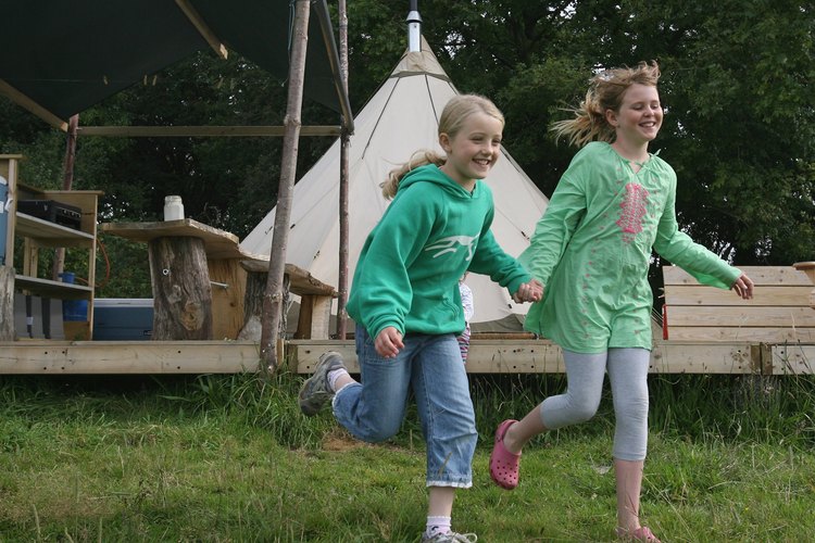 Acampar en un tipi es una alternativa divertida para una vacación familiar o una escapada romántica.