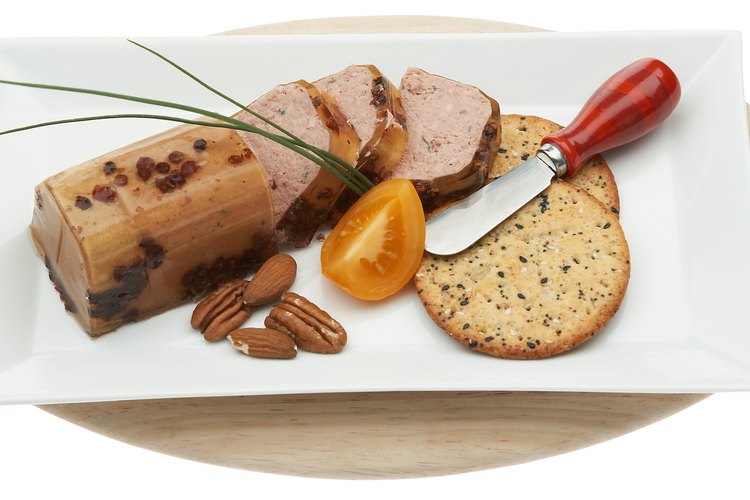 El queso de cabeza puede servirse como un aperitivo con galletas saladas.