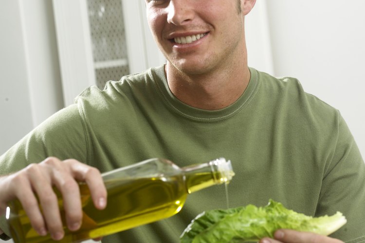 Un aliño para ensalada puede ser tan simple como rociar con aceite de oliva.