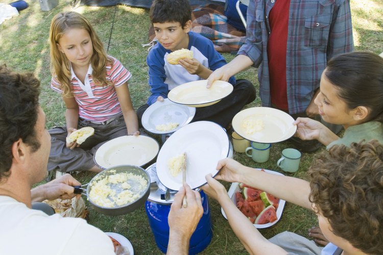 Los niños aprender sus modales en gran parte al observar a los adultos.