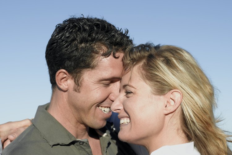 Saluda a tu pareja de forma cariñosa y efusiva cuando llegue a casa.