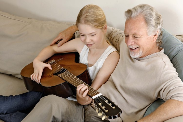 Los ancianos y los niños pueden compartir un interés como la música, el arte y la lectura.