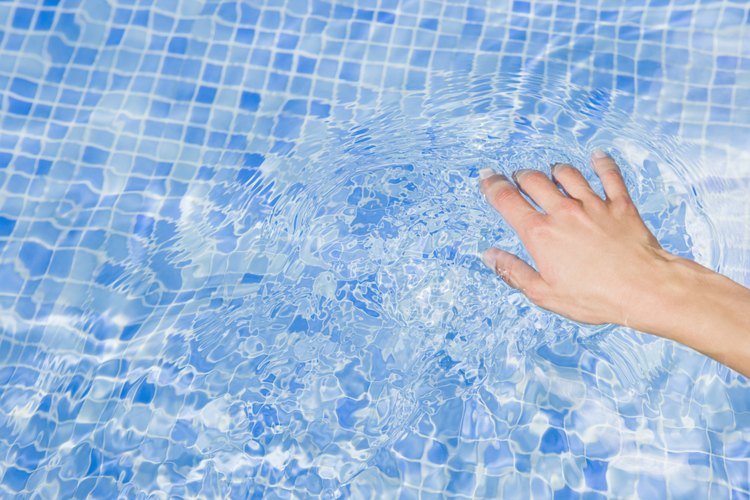Mantén las superficies de la piscina limpias, eliminando cualquier suciedad u otros residuos de ella.