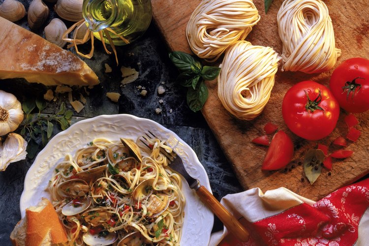 La pasta con aceite de oliva y ajo combina bien con vino blanco.