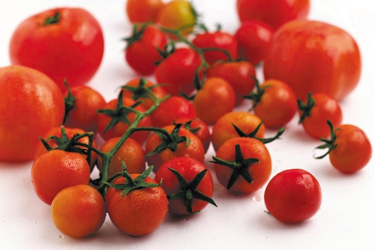 Prueba con tomates para limpiar tus sartenes de aluminio.