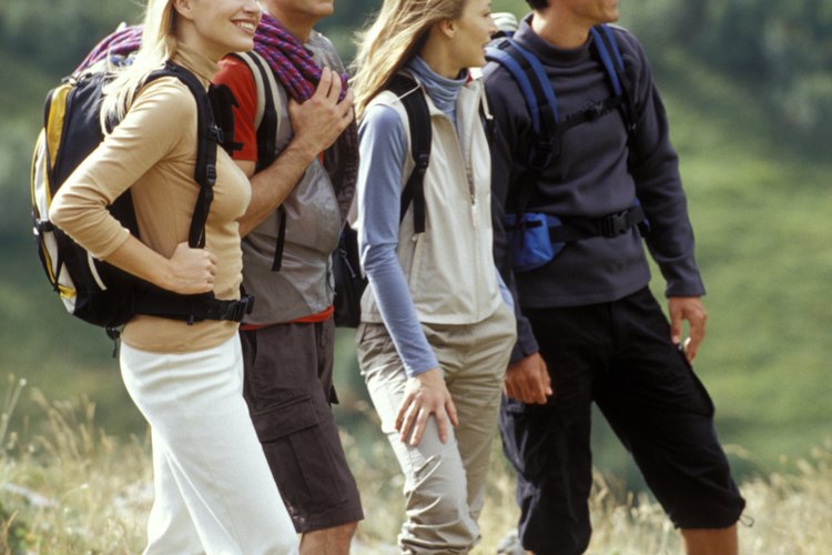 Algunos excursionistas disfrutan de un esfuerzo agotador y otros de un agradable paseo.
