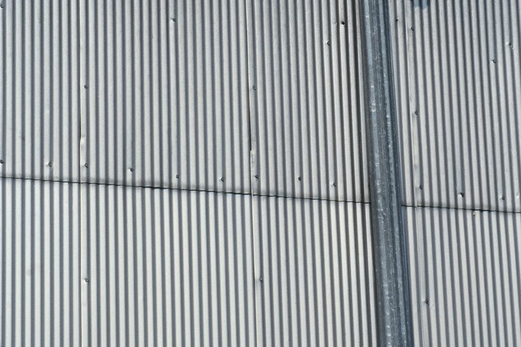 El aluminio es también más delgado y más ligero que las maderas pesadas, lo que hace que sea más fácil para mover e instalar como una cubierta de patio.